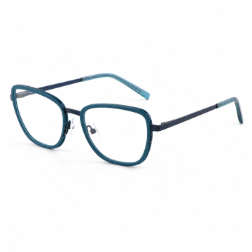 Kira in Blau